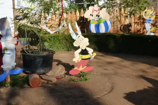 Des personnages d'Astérix et Obélix en carton, comme s'ils avaient décidé de fabriquer un menhir en carton pour le village.