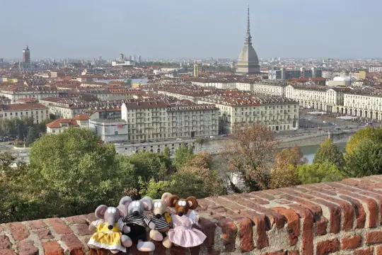 Amis souris prêts à visiter Turin en 3 jours, avec la Mole Antonelliana en arrière-plan.