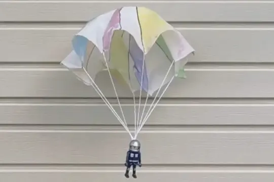 Un astronaute Playmobil descend en parachute. Ce parachute coloré, fait maison, est prêt pour l'aventure.