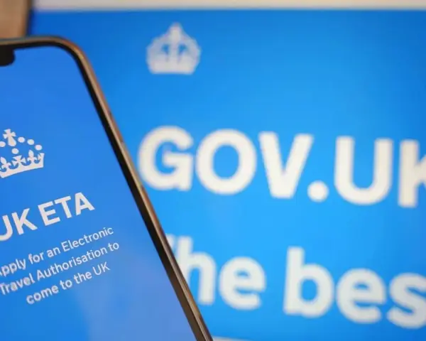 Un téléphone affiche "UK ETA" pour une autorisation de voyage électronique, un peu comme un passeport pour Edimbourg.