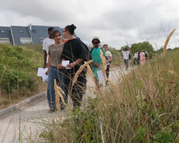 Des enfants en colonie de vacances en Indre-et-Loire profitent d'une promenade éducative dans un paysage verdoyant.