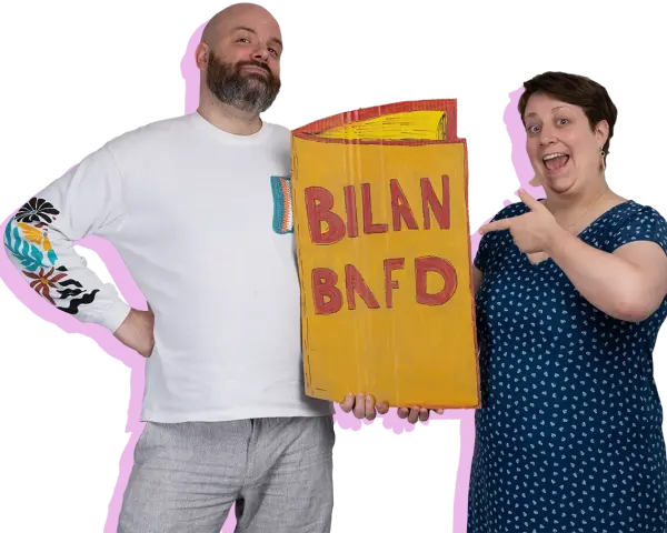 Un homme et une femme tiennent un panneau jaune avec "BILAN BAFD" écrit dessus.