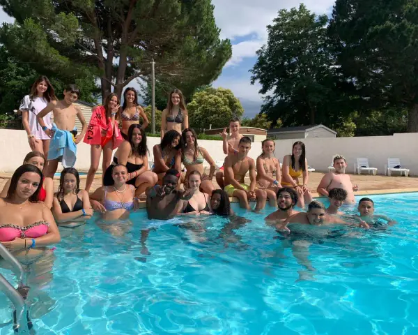 Des jeunes profitent d'une journée ensoleillée à la piscine d'une colonie de vacances à Argeles sur Mer.