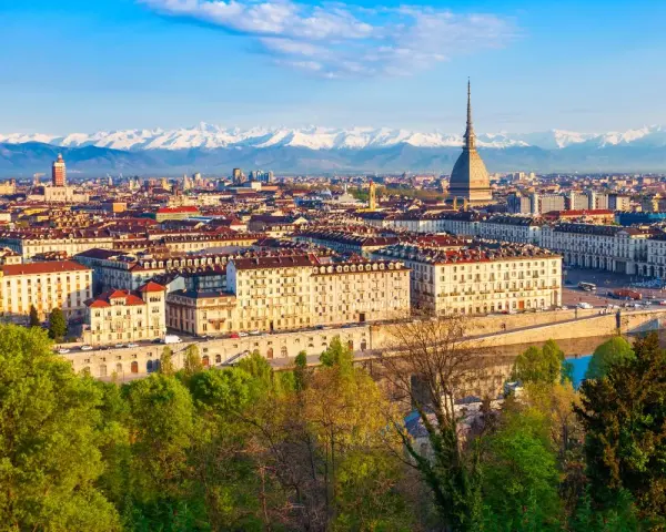 Vue panoramique de Turin, avec la Mole Antonelliana et les Alpes enneigées en arrière-plan. Un beau voyage en Italie.
