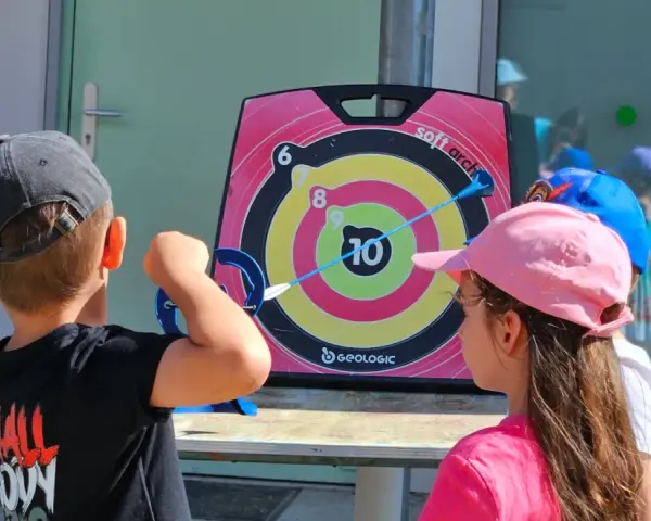 Des enfants jouent à la cible, une activité parfaite pour ouvrir un centre de loisirs.
