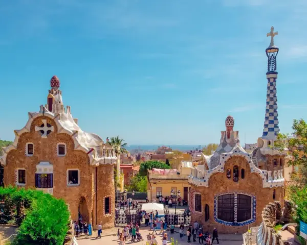 Parc Güell à Barcelone, un lieu idéal pour un voyage scolaire en Espagne. Prix abordables pour découvrir l'architecture de Gaudí.