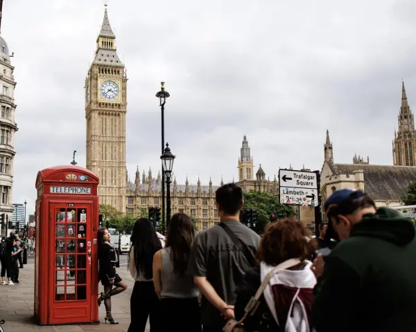 Cabine téléphonique rouge, Big Ben et touristes à Londres.