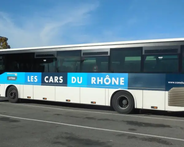 Un bus "Les Cars du Rhône" stationné, illustrant la réglementation transport interurbain de voyageurs.