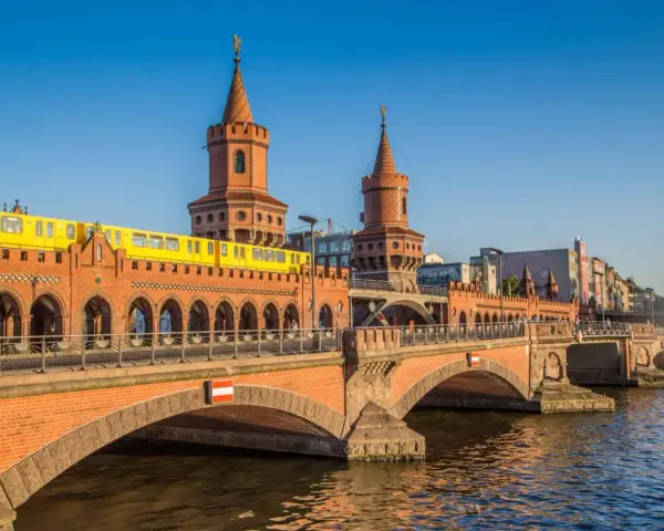 Pont Oberbaum à Berlin, avec un train jaune passant. Idéal pour un séjour à Berlin en 5 jours.