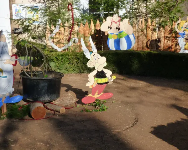 Des personnages d'Astérix et Obélix en carton, comme s'ils avaient décidé de fabriquer un menhir en carton pour le village.