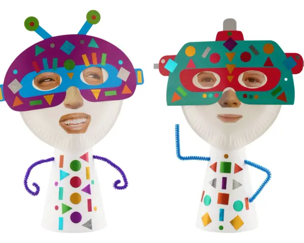 Deux masques de super-héros faits main avec des visages d'enfants, décorés de formes colorées.