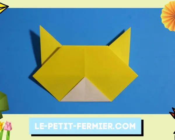 Chat en origami jaune sur fond bleu, entouré de décorations colorées.