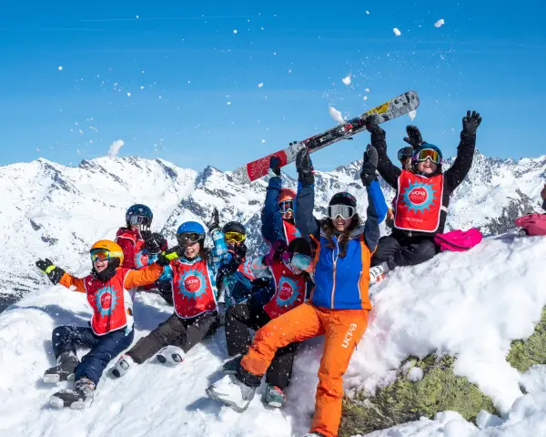 Enfants joyeux en ski, ski, et moniteur lors d'un bafa stage d'approfondissement en montagne.