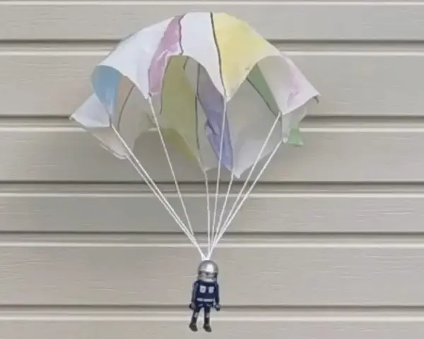 Un astronaute Playmobil descend en parachute. Ce parachute coloré, fait maison, est prêt pour l'aventure.
