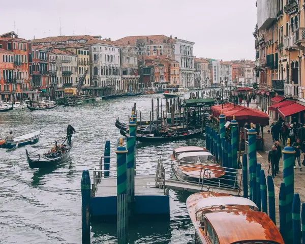 Venise, ses canaux, ses gondoles. Faut il un passeport pour aller à Venise ? Non, mais une envie d'évasion !