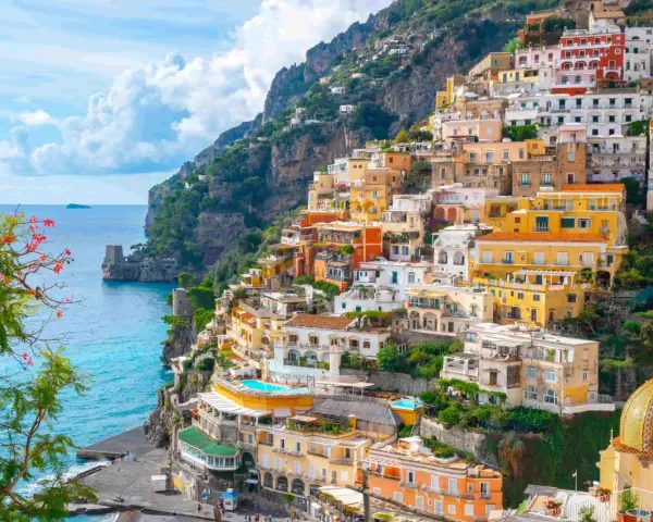 Vue spectaculaire de Positano, Italie, avec ses maisons colorées accrochées à flanc de falaise. Un rêve pour une colonie de vacances en Italie.