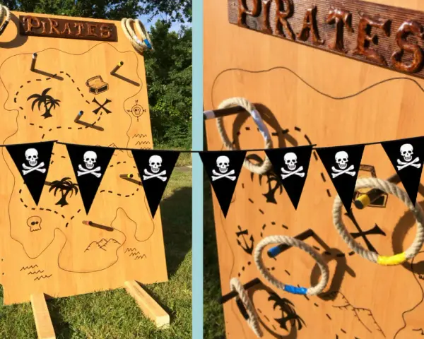 Jeu de kermesse à fabriquer gratuit : un panneau en bois décoré d'une carte au trésor pirate, avec des anneaux à lancer.
