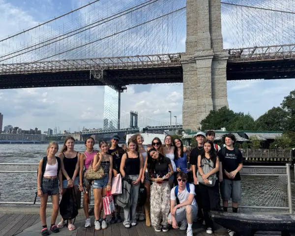 Groupe de jeunes devant le pont de Brooklyn à New York.