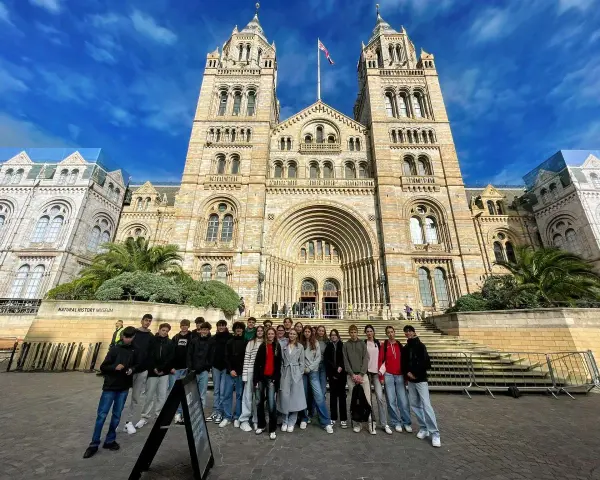 Groupe d'adolescents devant le Natural History Museum de Londres.
