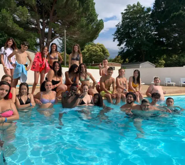 Des jeunes profitent d'une journée ensoleillée à la piscine d'une colonie de vacances à Argeles sur Mer.