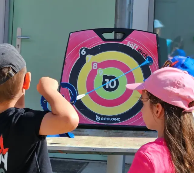 Des enfants jouent à la cible, une activité parfaite pour ouvrir un centre de loisirs.