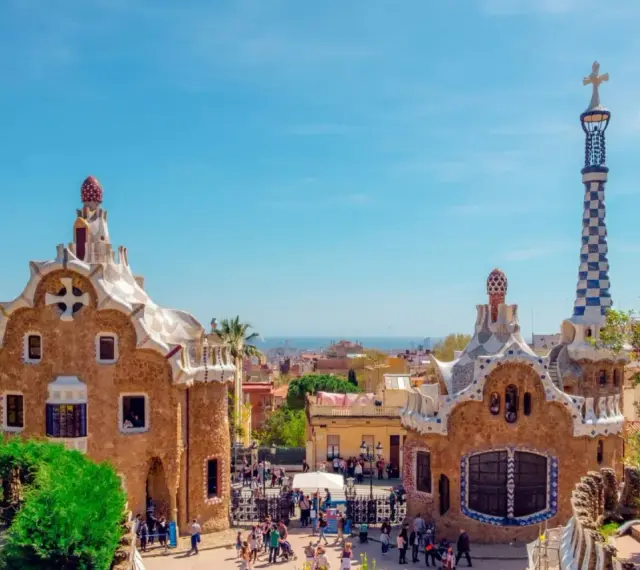 Parc Güell à Barcelone, un lieu idéal pour un voyage scolaire en Espagne. Prix abordables pour découvrir l'architecture de Gaudí.