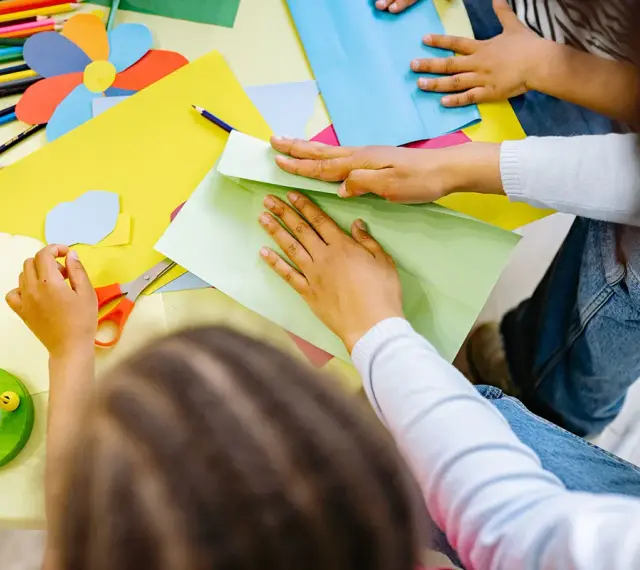 Exemple de projet d'animation en centre de loisirs : des enfants créent des formes colorées en papier.