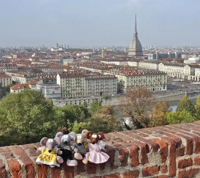 Amis souris prêts à visiter Turin en 3 jours, avec la Mole Antonelliana en arrière-plan.