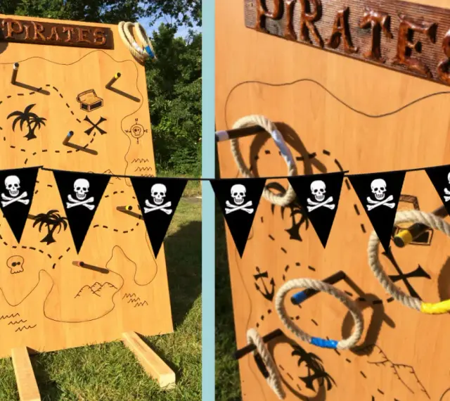 Jeu de kermesse à fabriquer gratuit : un panneau en bois décoré d'une carte au trésor pirate, avec des anneaux à lancer.