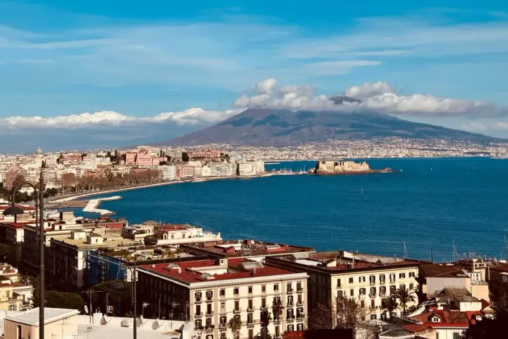 Vue panoramique de Naples avec le Vésuve en arrière-plan, un voyage inoubliable.