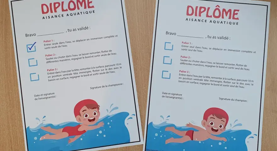 Deux diplômes d'aisance aquatique pour féliciter les champions de natation. Bravo !
