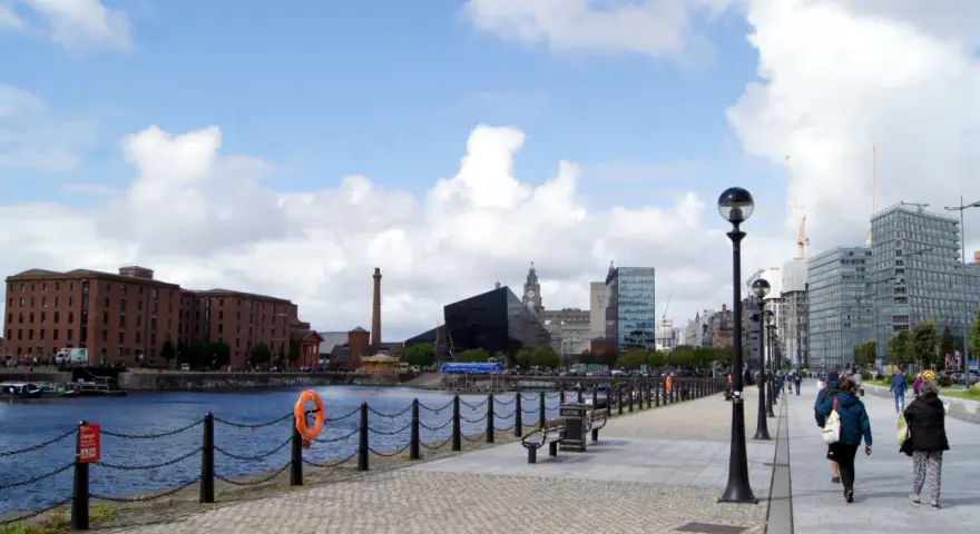 Vue des docks de Liverpool, idéale pour visiter Liverpool en 1 jour. Bâtiments historiques et modernes, promenade animée.