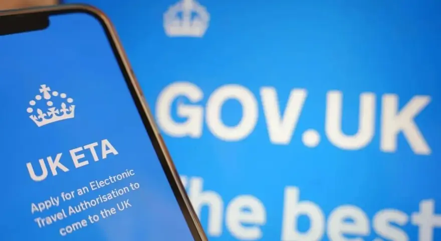 Un téléphone affiche "UK ETA" pour une autorisation de voyage électronique, un peu comme un passeport pour Edimbourg.
