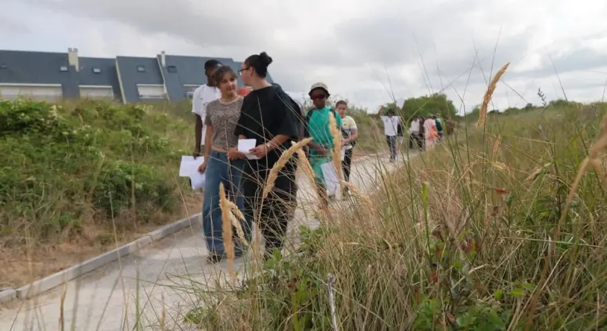 Des enfants en colonie de vacances en Indre-et-Loire profitent d'une promenade éducative dans un paysage verdoyant.