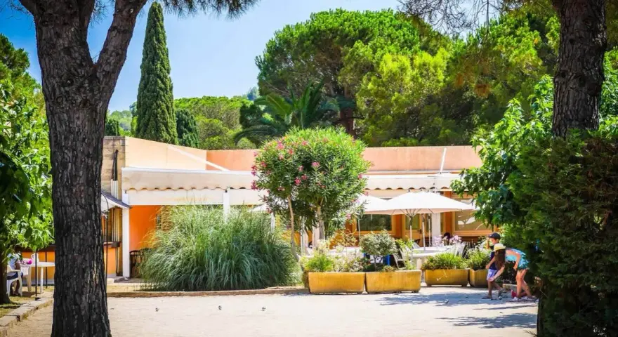 La grande bastide au Lavandou : avis sur ce lieu de vacances ensoleillé avec terrain de pétanque et restaurant.