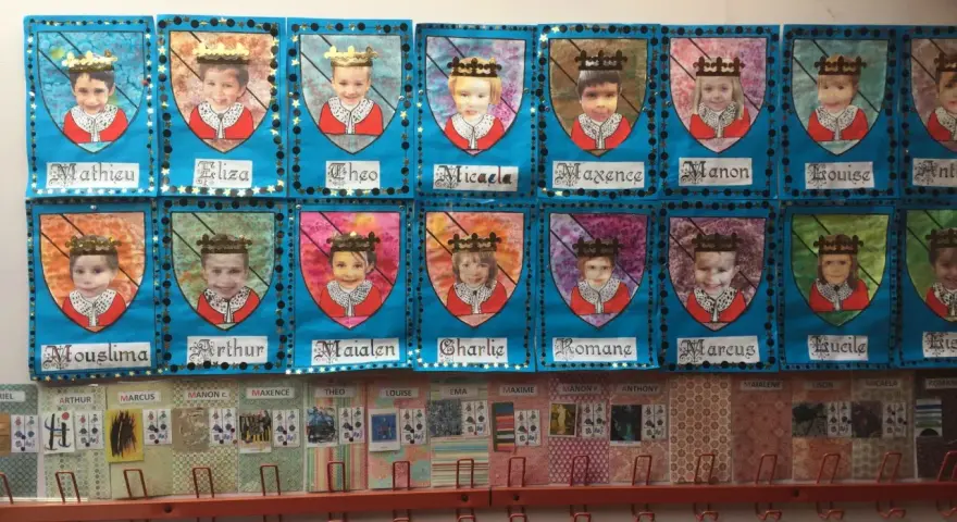 Portraits d'enfants couronnés, résultat d'une activité manuelle moyen âge maternelle. Chaque enfant est représenté sur un blason.