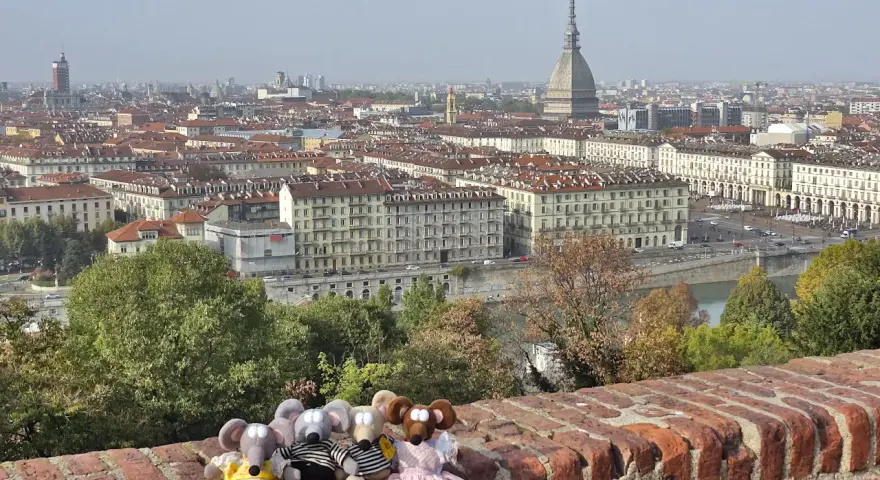 Des souris en peluche profitent de la vue panoramique sur Turin, parfait pour un séjour de 3 jours. La Mole Antonelliana domine le paysage urbain.