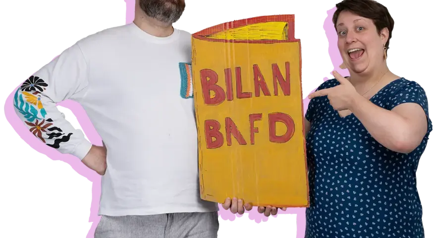 Un homme et une femme tiennent un panneau jaune avec "BILAN BAFD" écrit dessus.