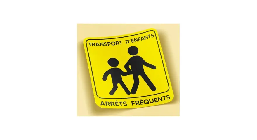 Panneau jaune indiquant "TRANSPORT D'ENFANTS ARRÊTS FRÉQUENTS", rappelant la réglementation transport périscolaire.