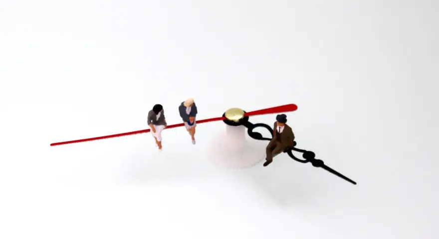 Trois figurines assises sur les aiguilles d'une horloge, symbolisant l'équivalence BAFD et la gestion du temps.
