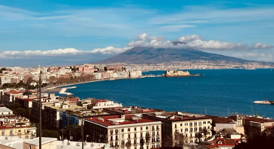 Vue panoramique de Naples avec le Vésuve en arrière-plan, un voyage inoubliable.