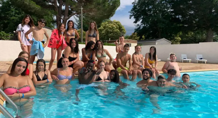 Des jeunes profitent d'une journée ensoleillée à la piscine d'une colonie de vacances à Argeles sur Mer.