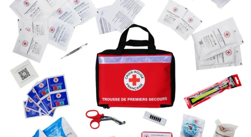 Trousse de premiers secours de la Croix-Rouge française, contenant compresses, gants, pansements et ciseaux. Idéal pour le contenu trousse pharmacie école.