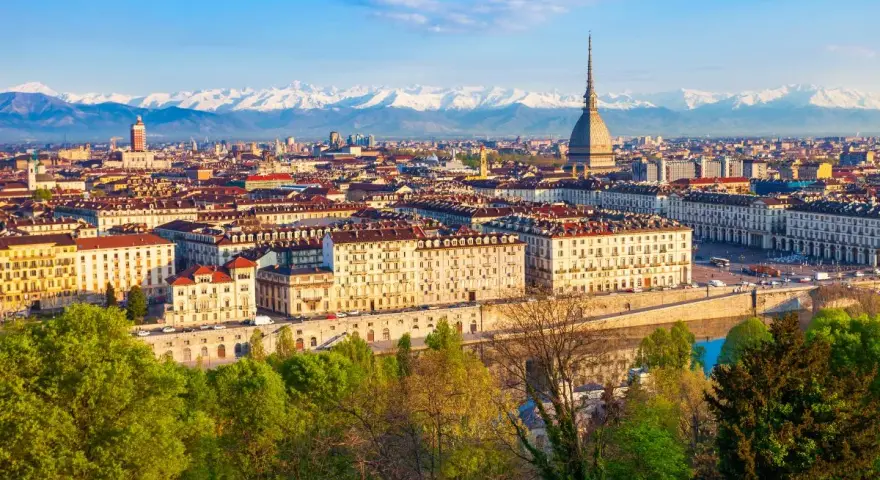 Vue panoramique de Turin, avec la Mole Antonelliana et les Alpes enneigées en arrière-plan. Un beau voyage en Italie.