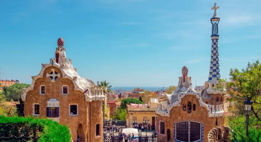 Parc Güell à Barcelone, un lieu idéal pour un voyage scolaire en Espagne. Prix abordables pour découvrir l'architecture de Gaudí.