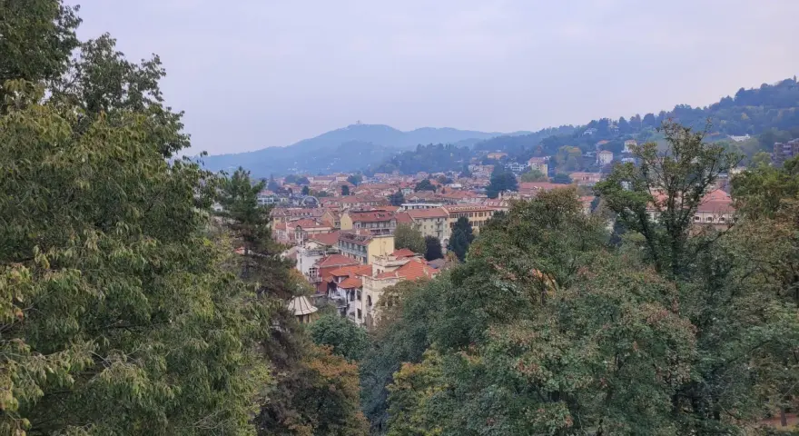 Vue panoramique de Turin, avec ses toits rouges et ses collines verdoyantes. Idéal pour savoir que faire à Turin avec des enfants, entre parcs et musées.