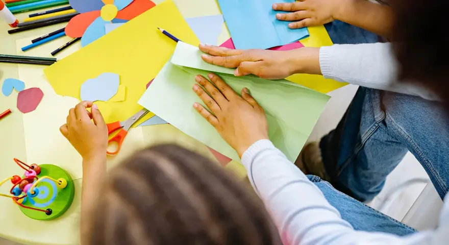 Exemple de projet d'animation en centre de loisirs : des enfants créent des formes colorées en papier.