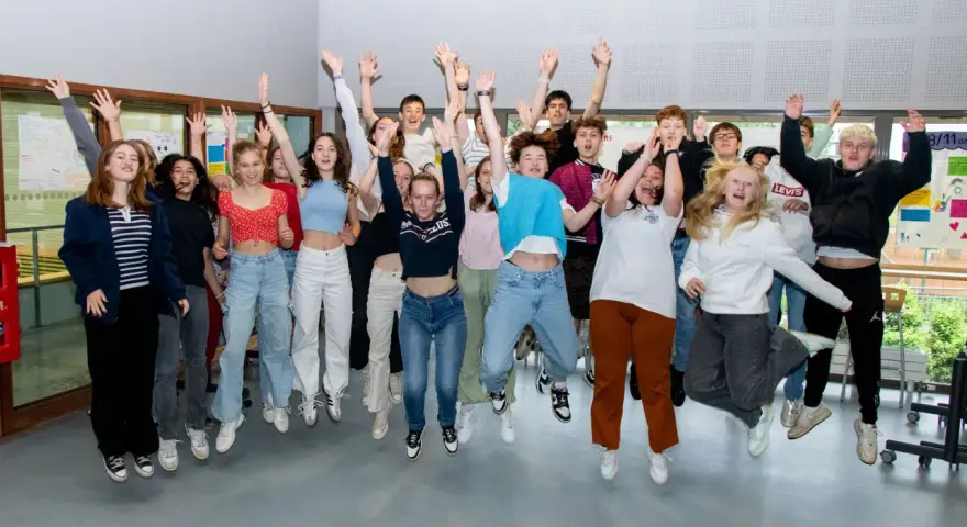 Des jeunes sautent de joie, célébrant la fin de leur programme BAFA formation générale.