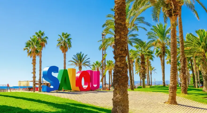 Bienvenue à Salou, Espagne ! Un endroit parfait pour une colonie de vacances ensoleillée, avec ses palmiers et son panneau coloré.