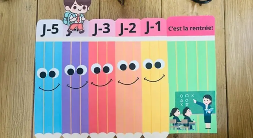 Illustration de crayons colorés souriants avec des étiquettes "J-5" à "J-1" et "C'est la rentrée!".